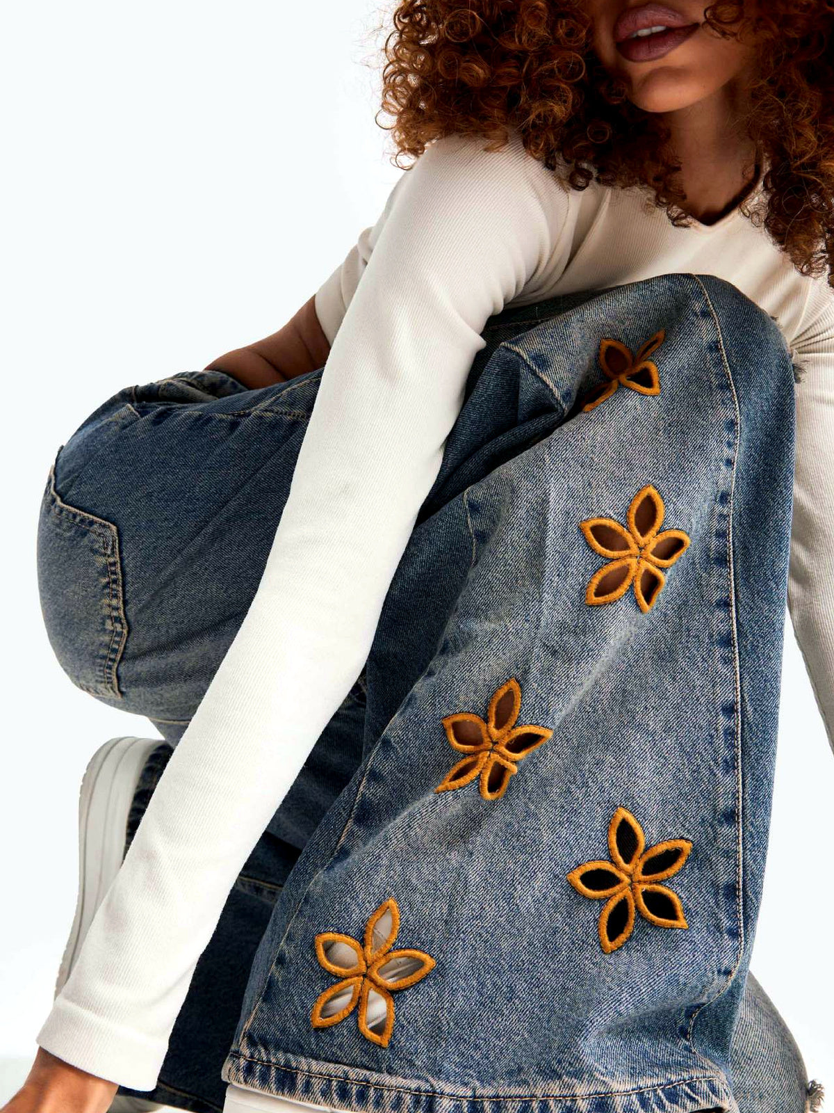Women's Washed Denim Relaxed-Fit High-Waist Straight-Leg Zip-Front Jeans - product detail view 2