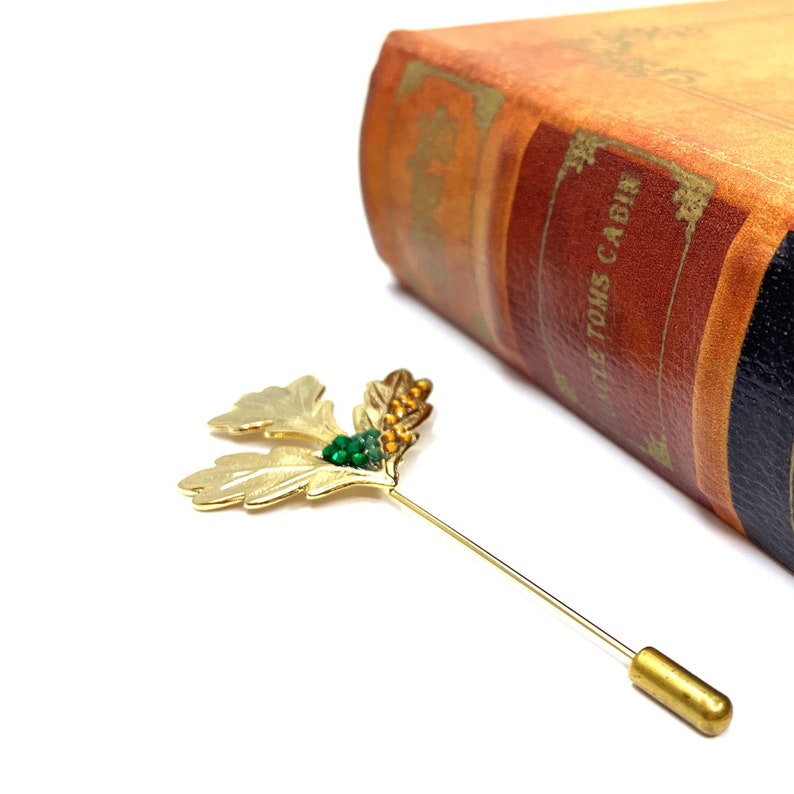 Épingle de Revers Feuille d'Or – Accessoire de Costume Fait Main en Cristal d'Ambre Vert