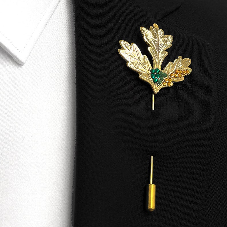 Épingle de Revers Feuille d'Or – Accessoire de Costume Fait Main en Cristal d'Ambre Vert