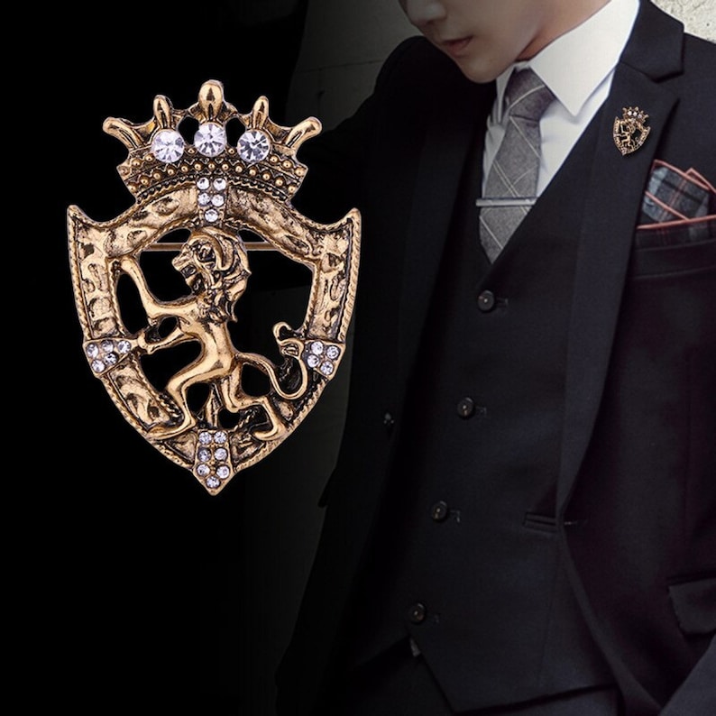 Broche Couronne Lion Rétro : Épingle de revers en cristal, Accessoire de costume pour homme
