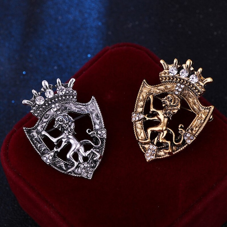 Broche Couronne Lion Rétro : Épingle de revers en cristal, Accessoire de costume pour homme