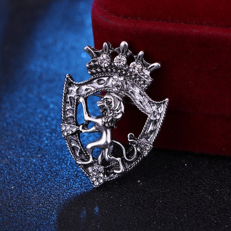 Broche Couronne Lion Rétro : Épingle de revers en cristal, Accessoire de costume pour homme