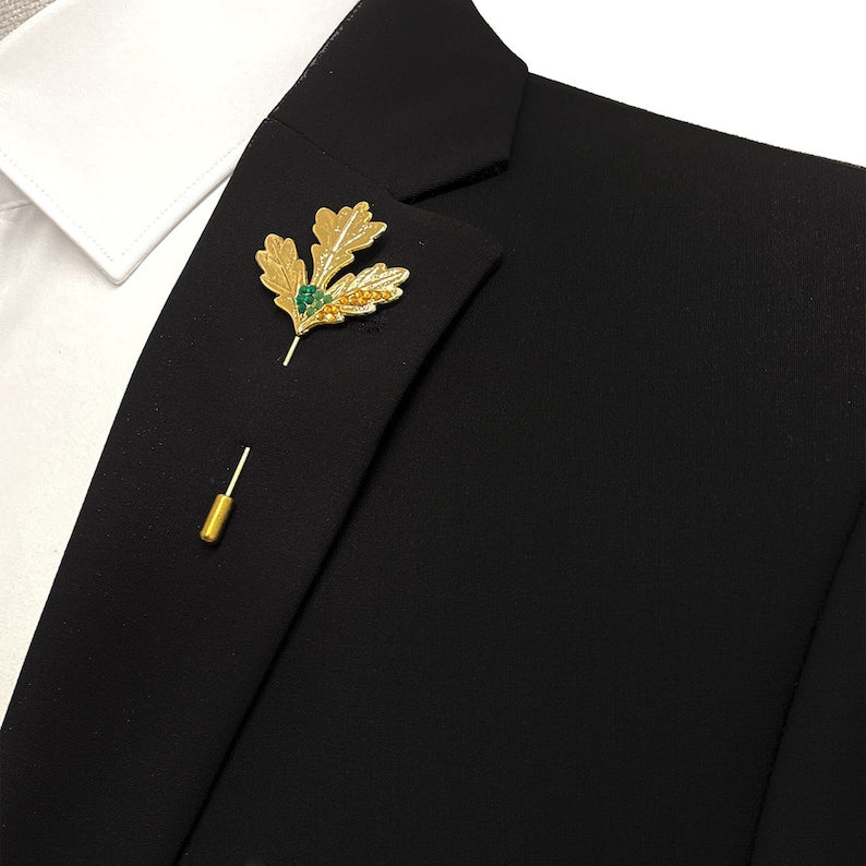 Épingle de Revers Feuille d'Or – Accessoire de Costume Fait Main en Cristal d'Ambre Vert