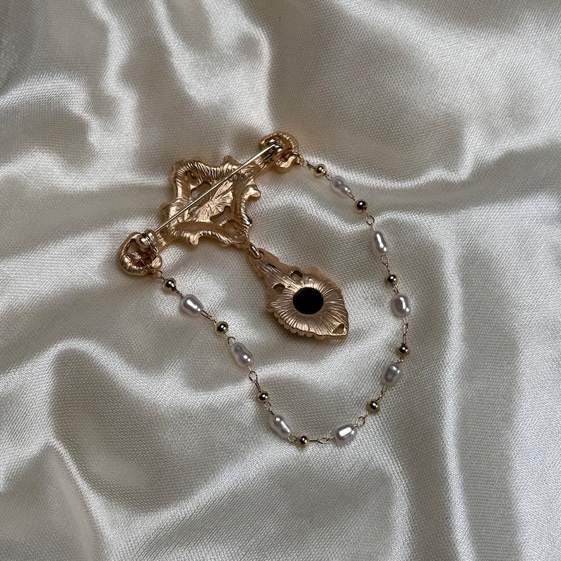 Broche Perle Baroque Vintage : Épingle de costume sculptée style cour, épingle de revers homme croix avec zircons et perles