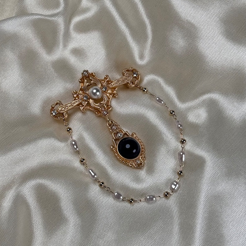 Broche Perle Baroque Vintage : Épingle de costume sculptée style cour, épingle de revers homme croix avec zircons et perles