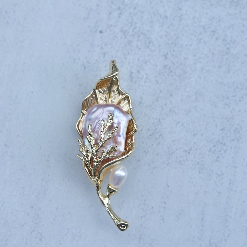 Épingle perle baroque dorée, perle d'eau douce violet clair, broche perle feuille, broche fleur perle baroque, épingle broche
