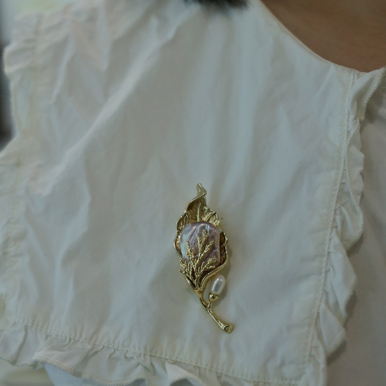Épingle perle baroque dorée, perle d'eau douce violet clair, broche perle feuille, broche fleur perle baroque, épingle broche