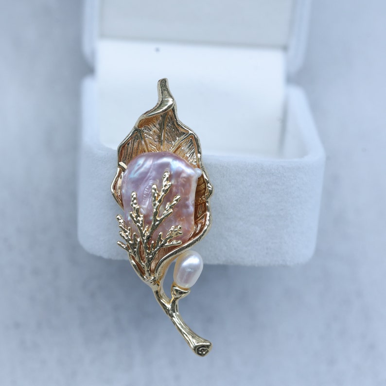 Épingle perle baroque dorée, perle d'eau douce violet clair, broche perle feuille, broche fleur perle baroque, épingle broche