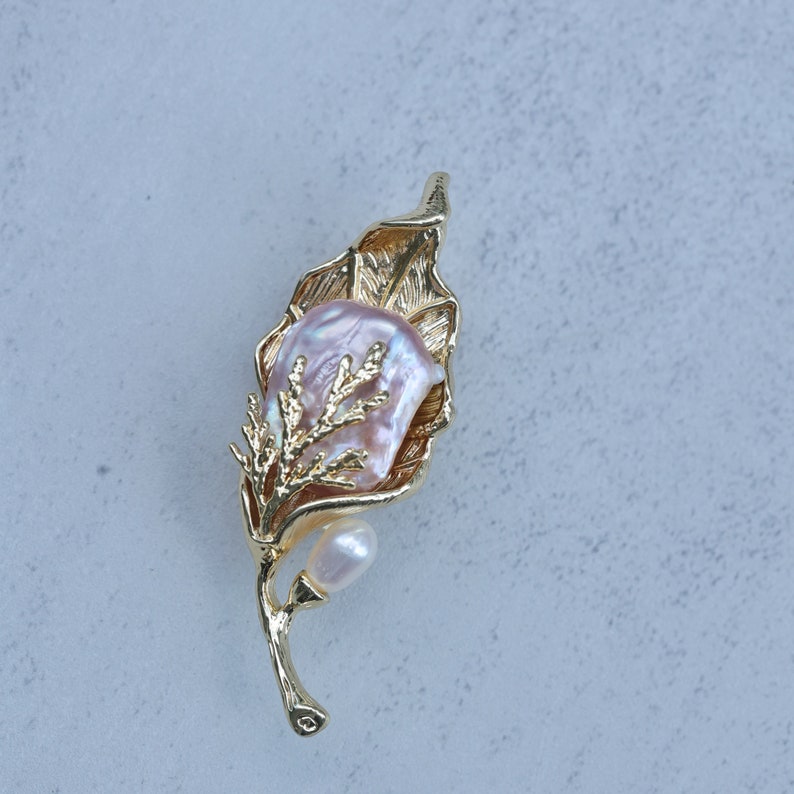 Épingle perle baroque dorée, perle d'eau douce violet clair, broche perle feuille, broche fleur perle baroque, épingle broche