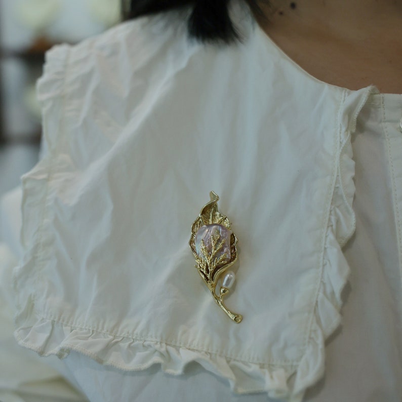 Épingle perle baroque dorée, perle d'eau douce violet clair, broche perle feuille, broche fleur perle baroque, épingle broche
