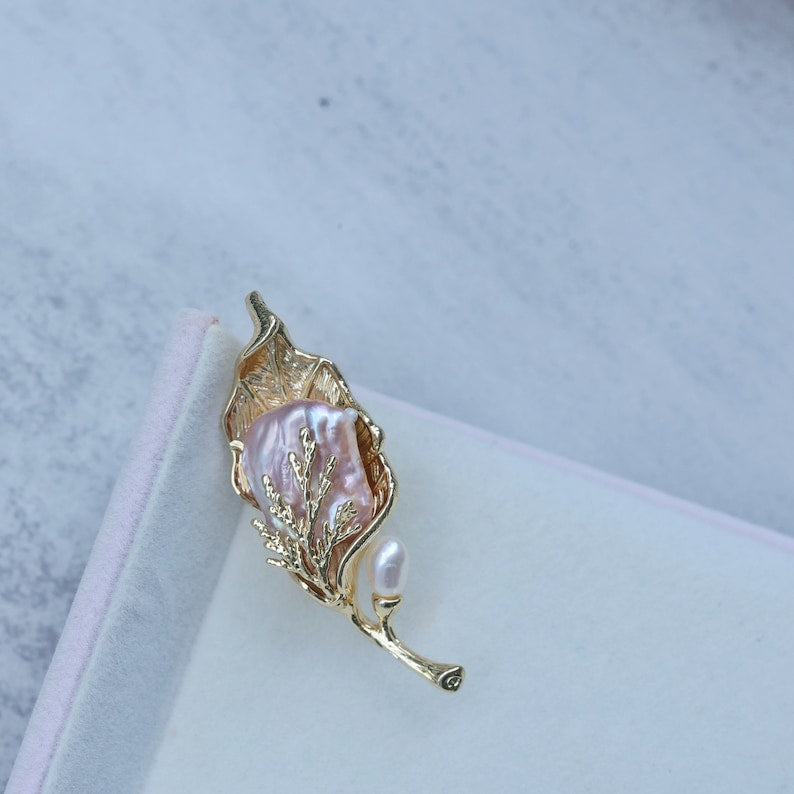 Épingle perle baroque dorée, perle d'eau douce violet clair, broche perle feuille, broche fleur perle baroque, épingle broche