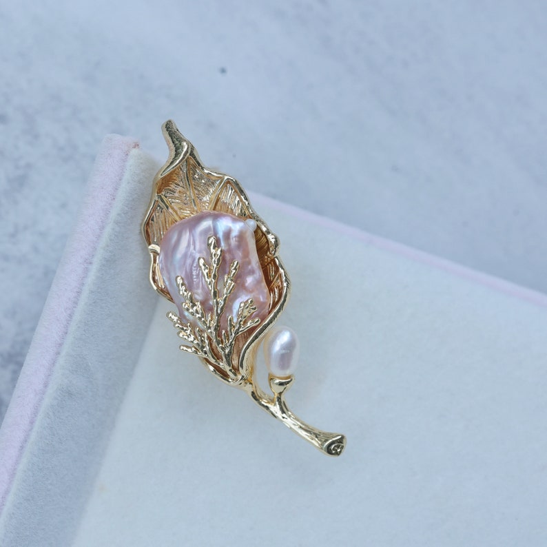 Épingle perle baroque dorée, perle d'eau douce violet clair, broche perle feuille, broche fleur perle baroque, épingle broche