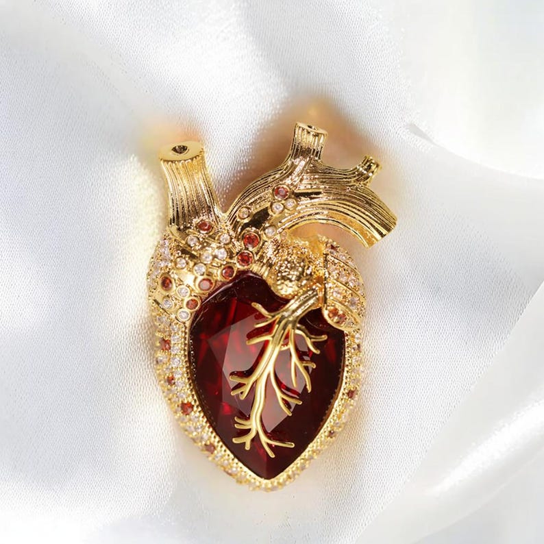 Original design heart-shaped brooch, copper inlaid with zircon brooches or pendant gift