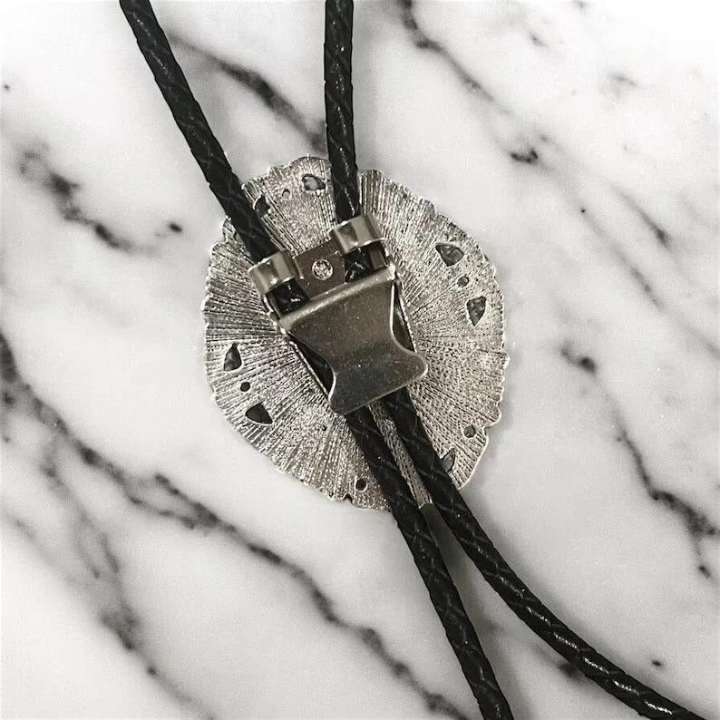 Bolo Tie Noir du Sud-Ouest : Cravate de Cowboy en Cordon de Cuir Onyx, Mariage Champêtre pour Garçons d'Honneur