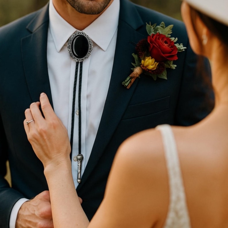 Bolo Tie Noir du Sud-Ouest : Cravate de Cowboy en Cordon de Cuir Onyx, Mariage Champêtre pour Garçons d'Honneur