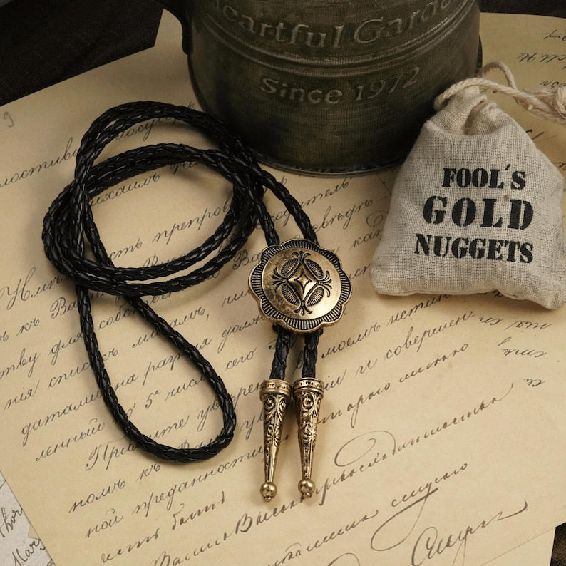 Bolo Cravate Dorée : Concho en Laiton Style Cowboy Vintage avec Cordon en Cuir Noir Cadeau de Garçons d'Honneur de Mariage Western