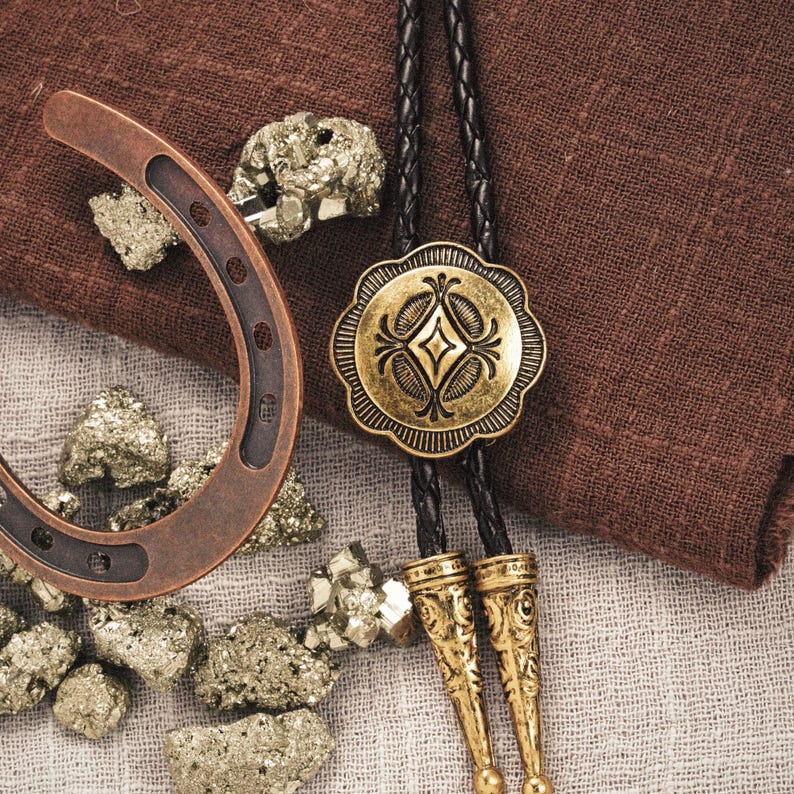 Bolo Cravate Dorée : Concho en Laiton Style Cowboy Vintage avec Cordon en Cuir Noir Cadeau de Garçons d'Honneur de Mariage Western