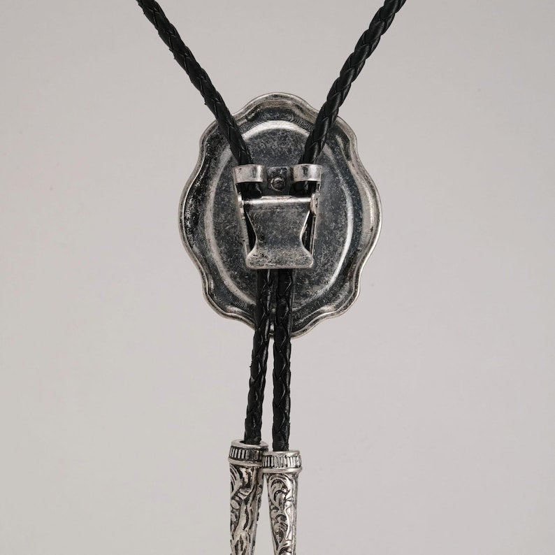 Cravate bolo en lapis-lazuli : cravate de cowboy vintage en argent gravé, cordon en cuir végétalien