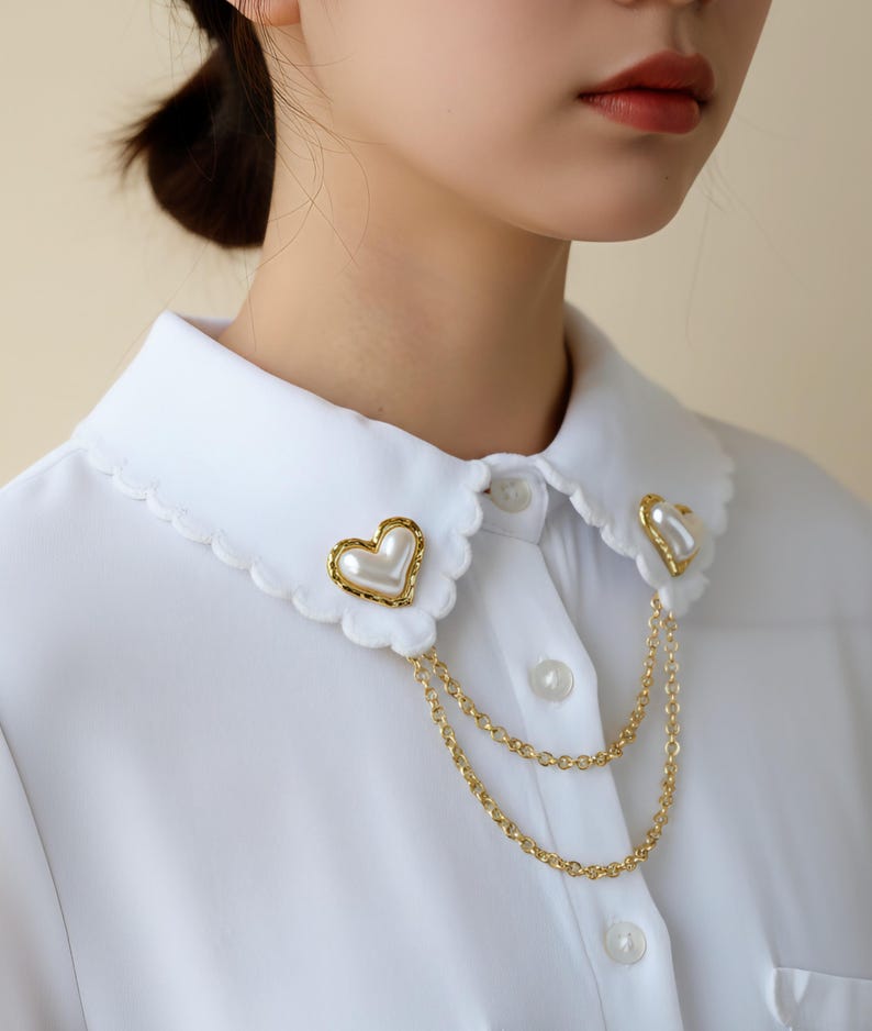 Broche en forme de cœur avec double chaîne dorée – Broche élégante d'inspiration vintage pour chemises et robes