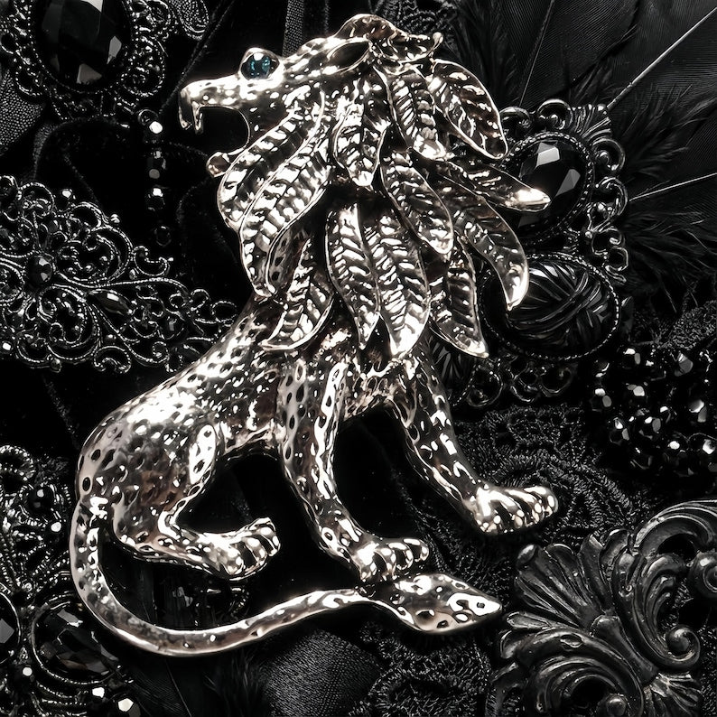 Broche Lion – Épingle en métal dimensionnel avec pierre d'accentuation pour revers de veste homme