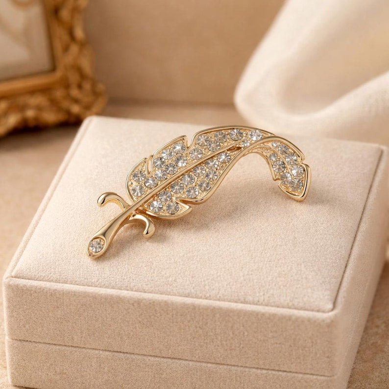 Feather Lapel Pin for Men – Gold Tone Zinc Alloy Business Brooch for Suit Jacket
