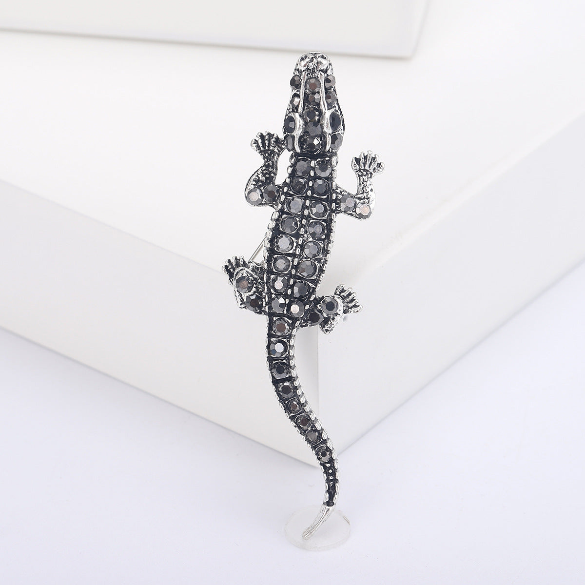 Alloy diamond-encrusted crocodile brooch, elegant and versatile, suitable for men's suits and cardigans, a perfect decorative pin.
