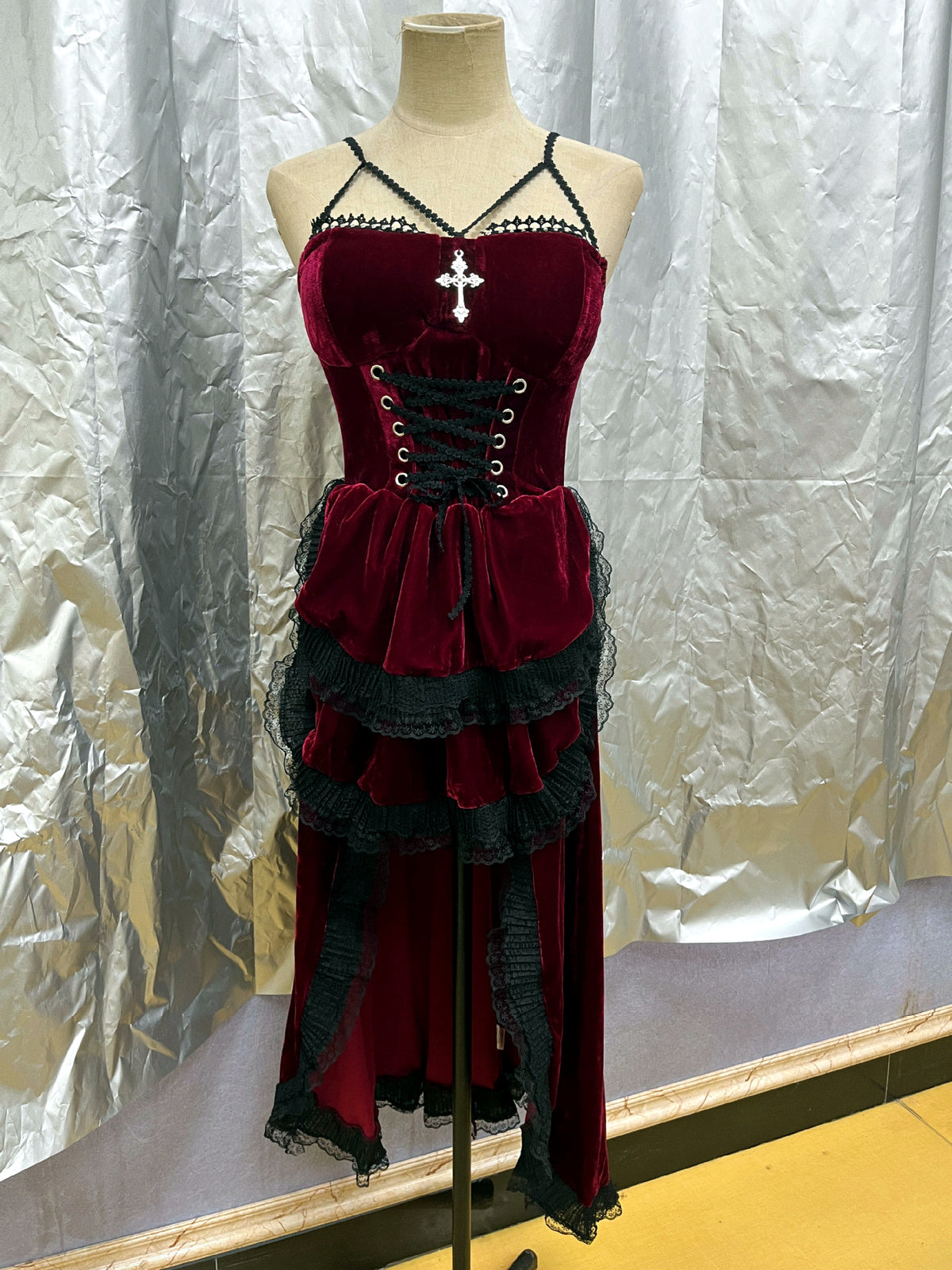Women's Halloween Vampire-Inspired Velvet Costume - product detail view 7