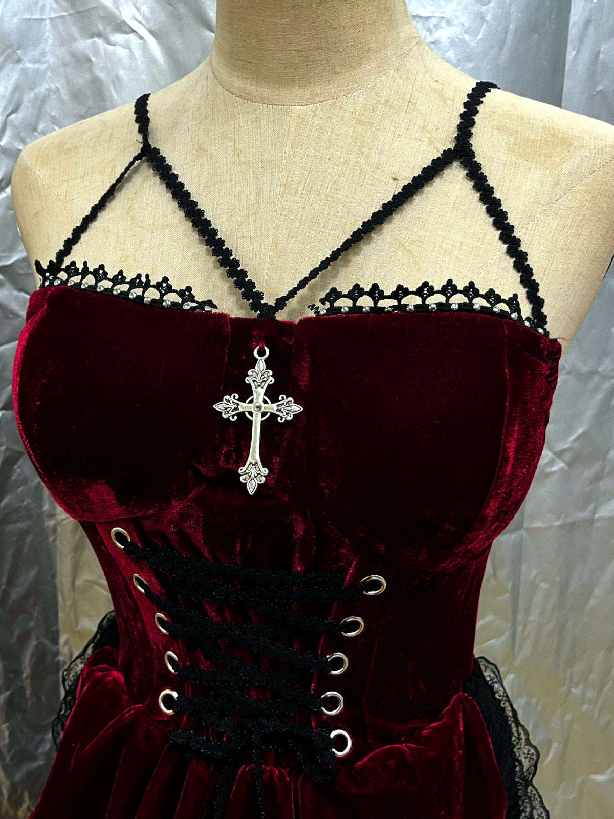 Women's Halloween Vampire-Inspired Velvet Costume - product detail view 8