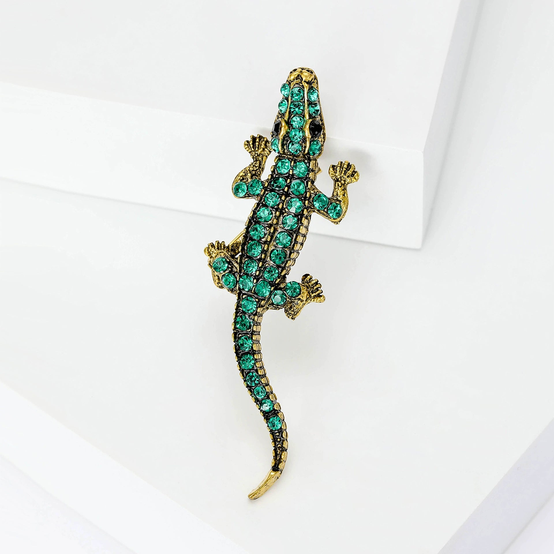 Alloy diamond-encrusted crocodile brooch, elegant and versatile, suitable for men's suits and cardigans, a perfect decorative pin.