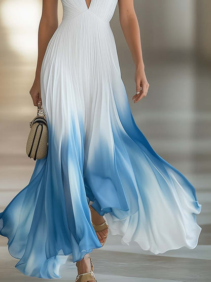 Robe longue plissée en mousseline dégradée bleue et blanche, élégante et fluide, avec col en V
