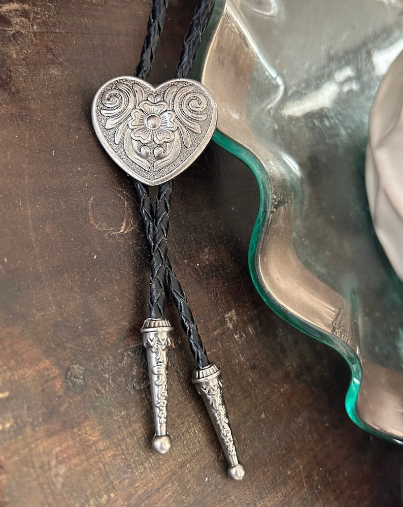 Bolo cravate cœur argent gravé : cravate western en cuir faite à la main pour la Saint-Valentin