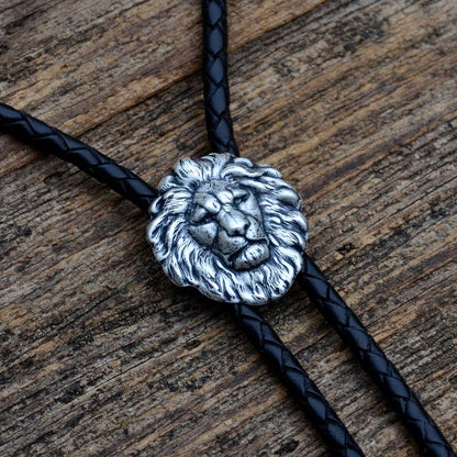 Cravate Bolo Lion Courageux - Couleur de Cordon, Embouts et Longueur Personnalisables - Cadeau Unique Fait Main - Livré dans une Boîte Cadeau - En Solde !