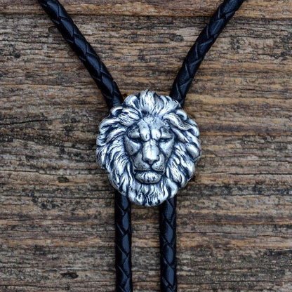 Cravate Bolo Lion Courageux - Couleur de Cordon, Embouts et Longueur Personnalisables - Cadeau Unique Fait Main - Livré dans une Boîte Cadeau - En Solde !