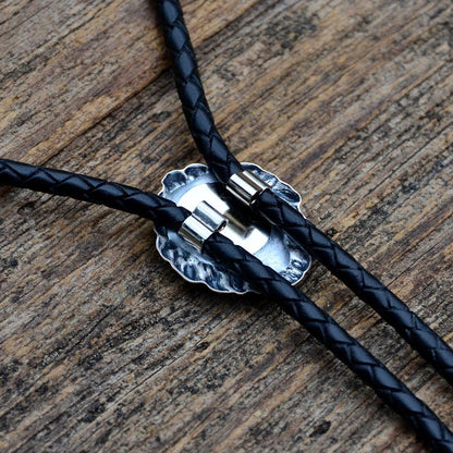 Cravate Bolo Lion Courageux - Couleur de Cordon, Embouts et Longueur Personnalisables - Cadeau Unique Fait Main - Livré dans une Boîte Cadeau - En Solde !