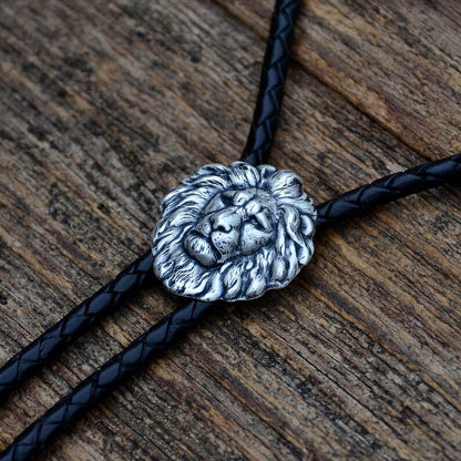 Cravate Bolo Lion Courageux - Couleur de Cordon, Embouts et Longueur Personnalisables - Cadeau Unique Fait Main - Livré dans une Boîte Cadeau - En Solde !