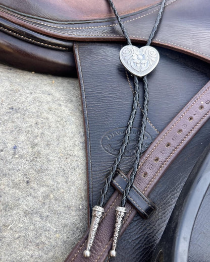 Bolo cravate cœur argent gravé : cravate western en cuir faite à la main pour la Saint-Valentin