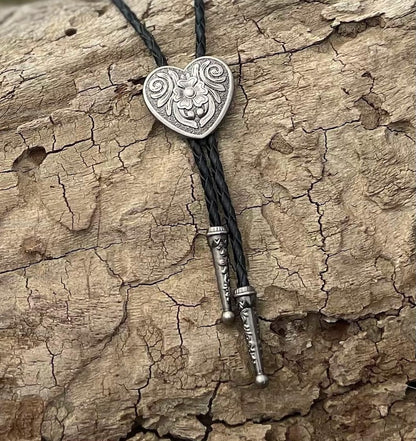 Bolo cravate cœur argent gravé : cravate western en cuir faite à la main pour la Saint-Valentin