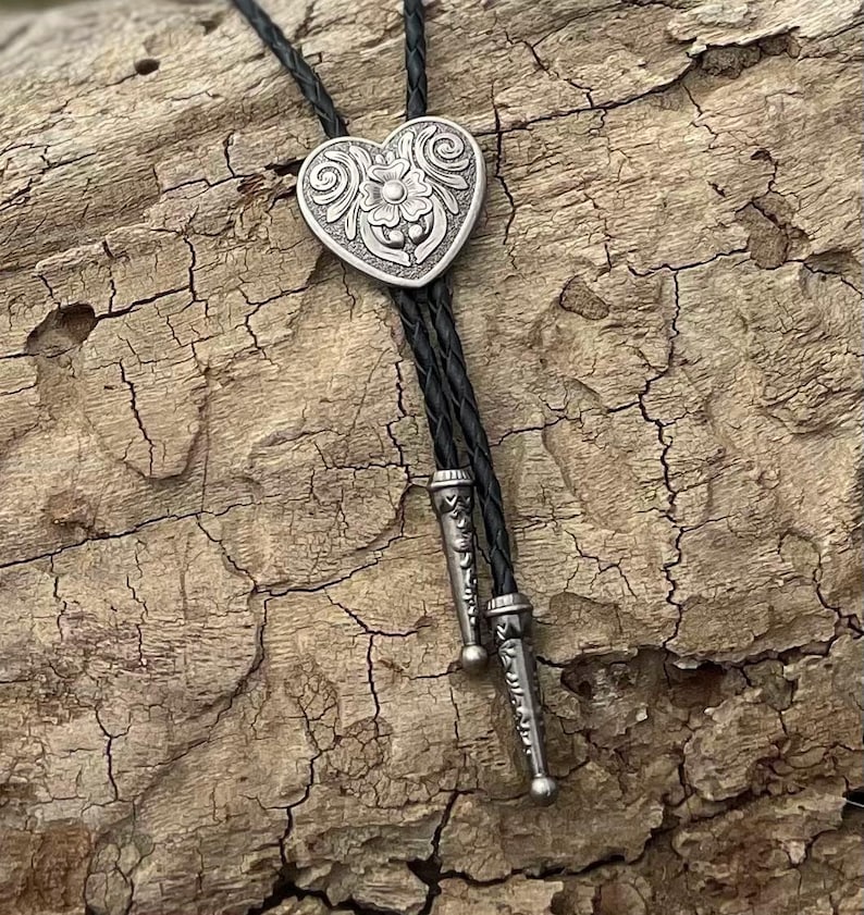 Bolo cravate cœur argent gravé : cravate western en cuir faite à la main pour la Saint-Valentin