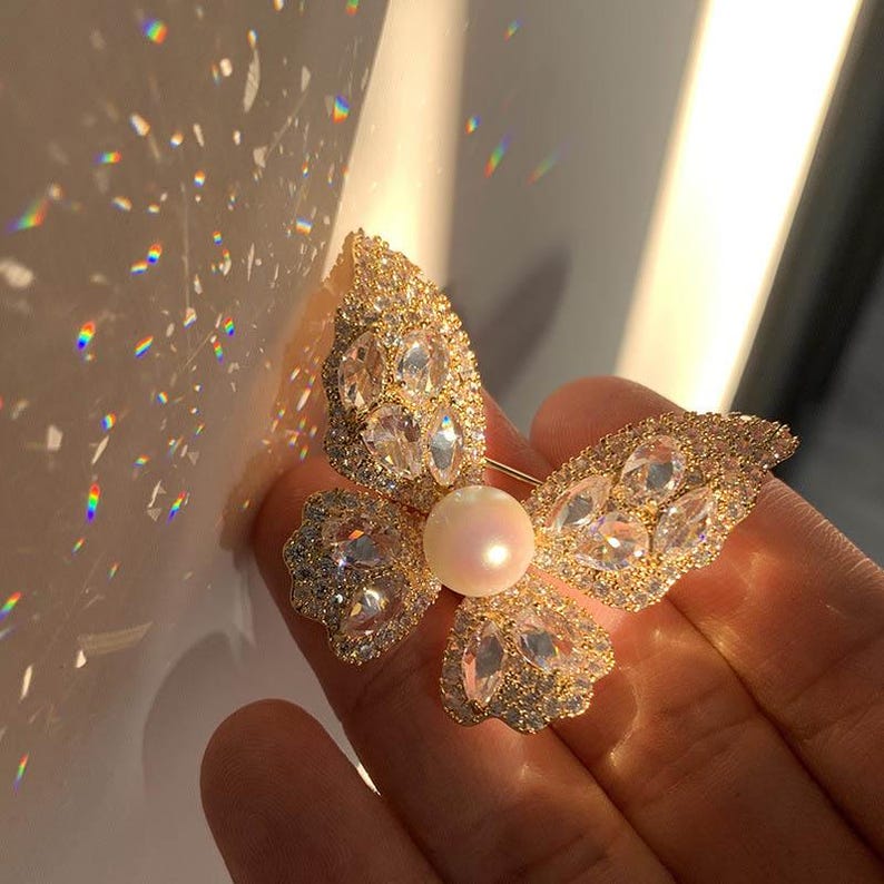 Micro-paved zircon super shiny pearl butterfly brooch luxury accessories