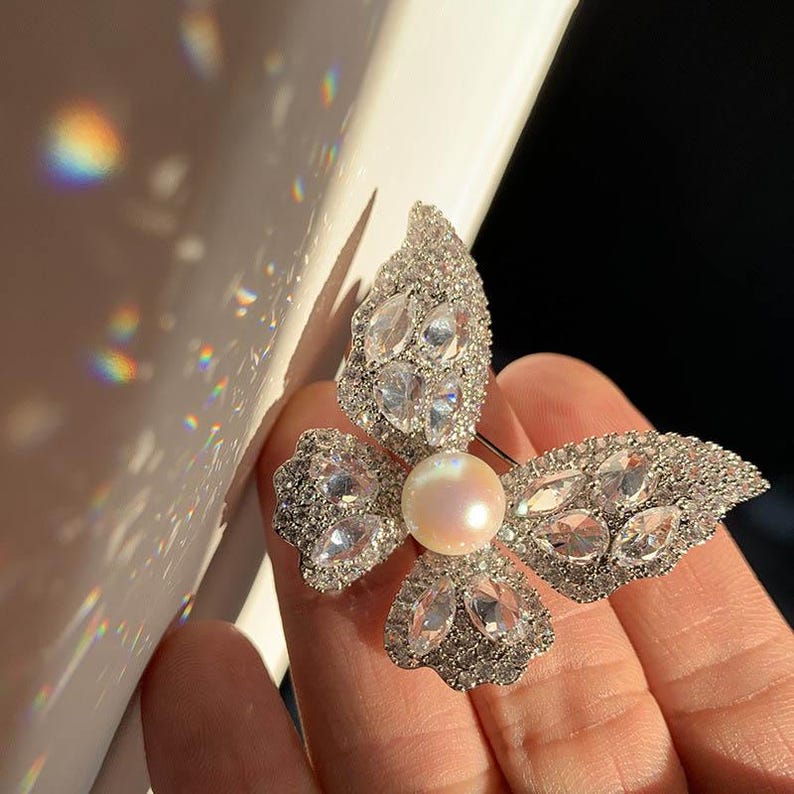 Micro-paved zircon super shiny pearl butterfly brooch luxury accessories