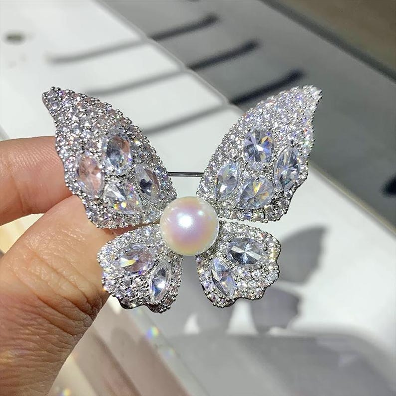 Micro-paved zircon super shiny pearl butterfly brooch luxury accessories