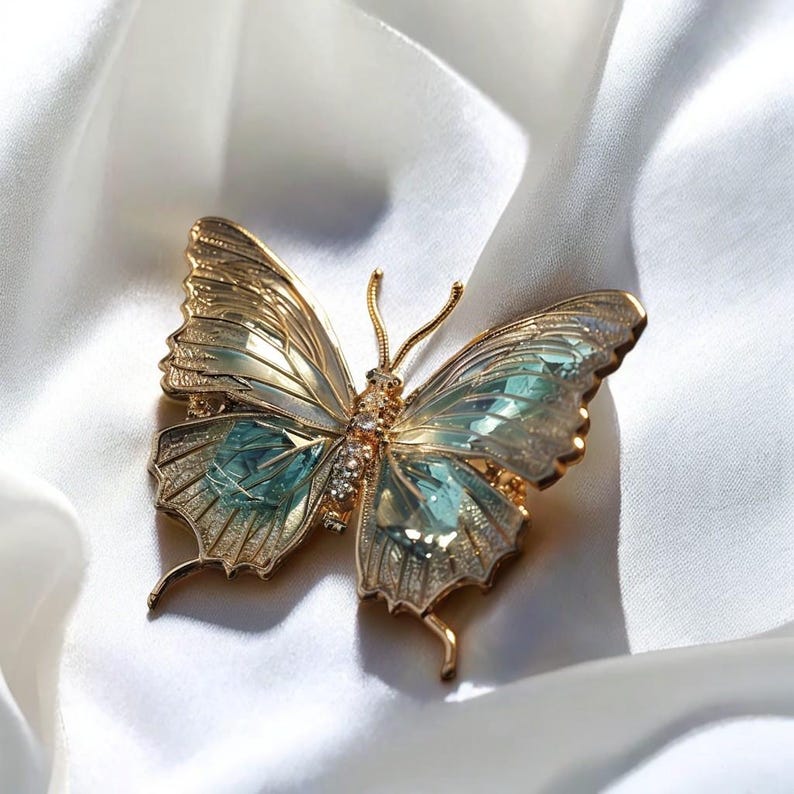 Vintage Butterfly Brooch Necklace: Dual-Purpose Jewelry, Gift Box