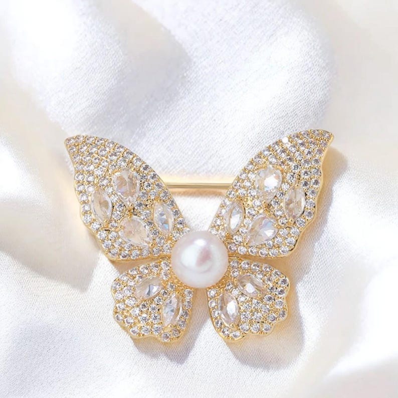 Micro-paved zircon super shiny pearl butterfly brooch luxury accessories
