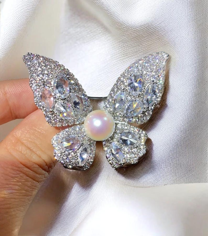 Micro-paved zircon super shiny pearl butterfly brooch luxury accessories