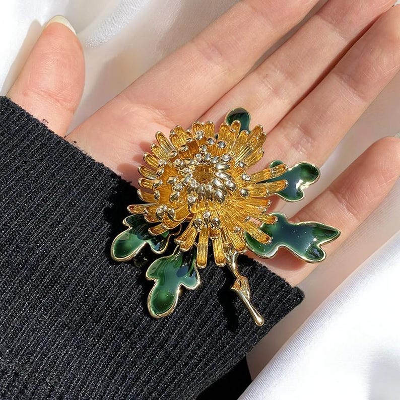 Literary retro chrysanthemum brooch for women Handmade enamel oil-drip flower brooch gift