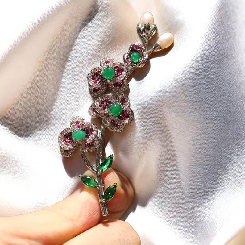 Luxurious green agate freshwater pearl plum blossom brooch