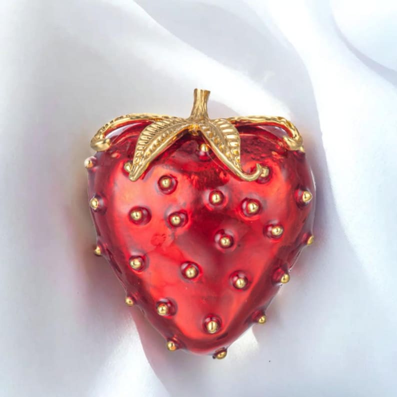 Broche fraise vintage en émail rouge - Bijou en alliage plaqué or