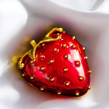 Broche fraise vintage en émail rouge - Bijou en alliage plaqué or