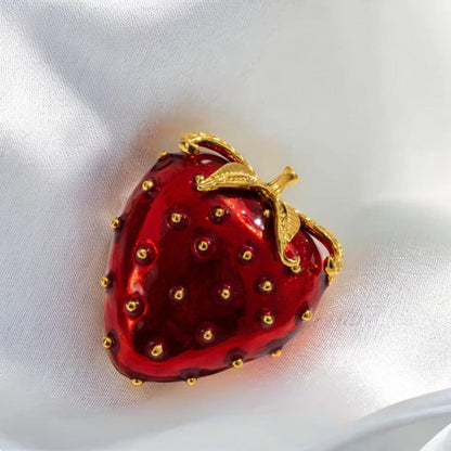 Broche fraise vintage en émail rouge - Bijou en alliage plaqué or
