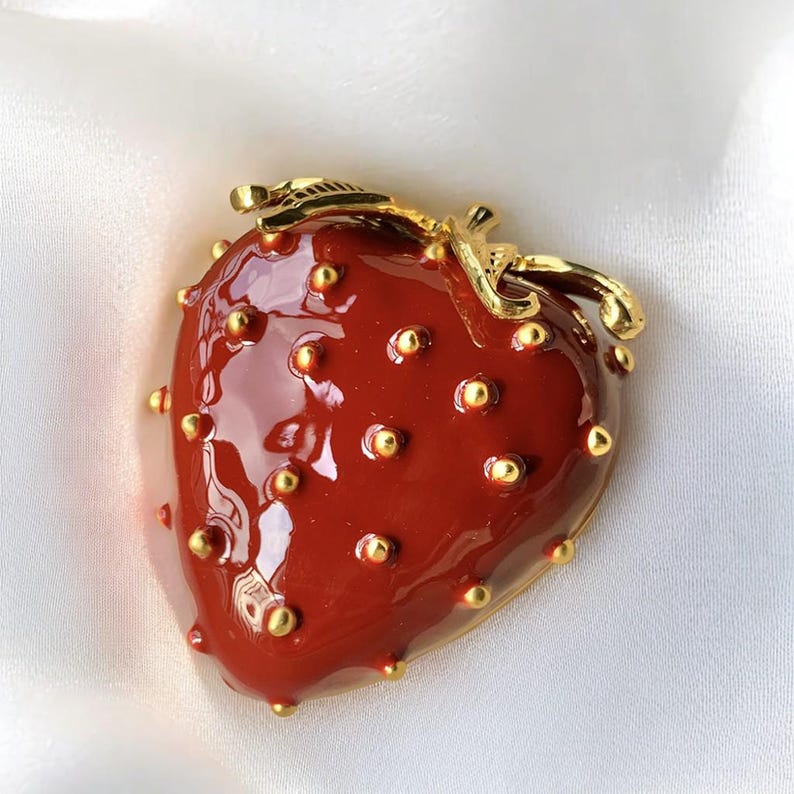 Broche fraise vintage en émail rouge - Bijou en alliage plaqué or